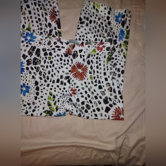 Chico's Relaxed Ladies Crop Capri pants, size 0, Spotted Floral print, NWT - Picture 9 of 15
